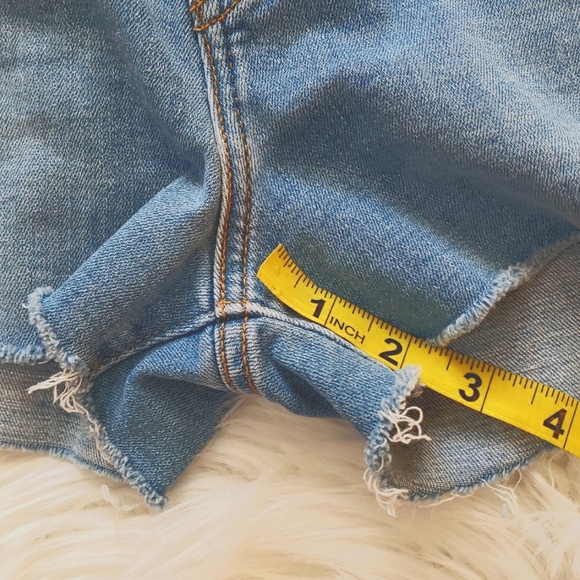 Women's Levi's® High Rise Frayed Hem Jean Shorts Size 32 - Picture 3 of 11